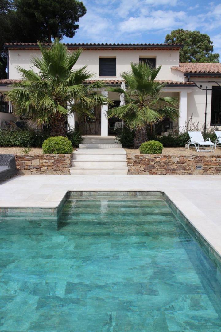 Construction et rénovation de piscine en béton Grimaud