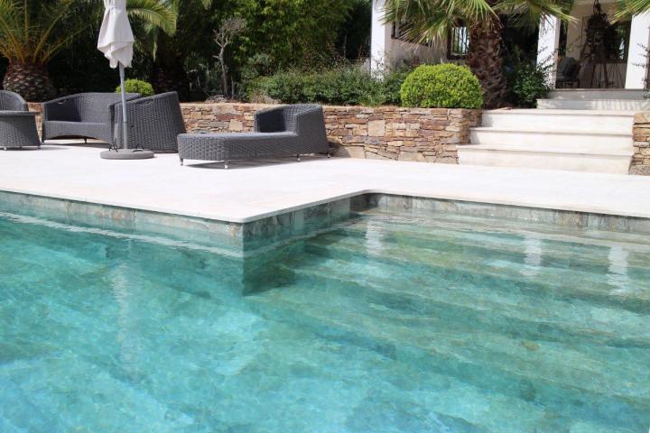 Nous construisons des piscines en béton et assurons la finition.