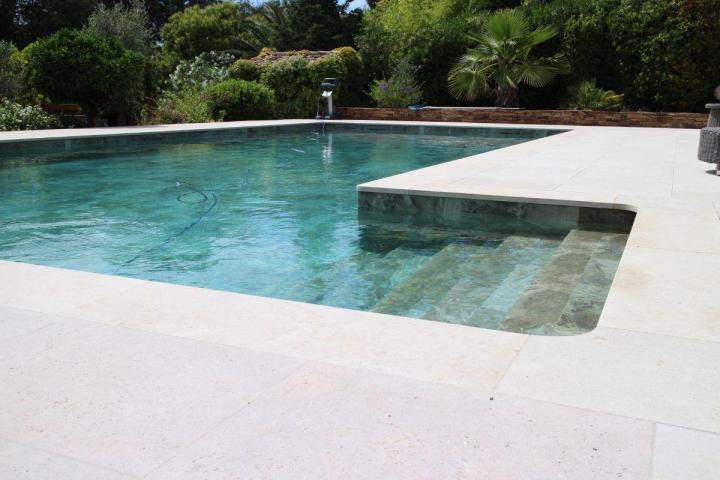 Expert en construction et en rénovation de piscine en béton à Grimaud 